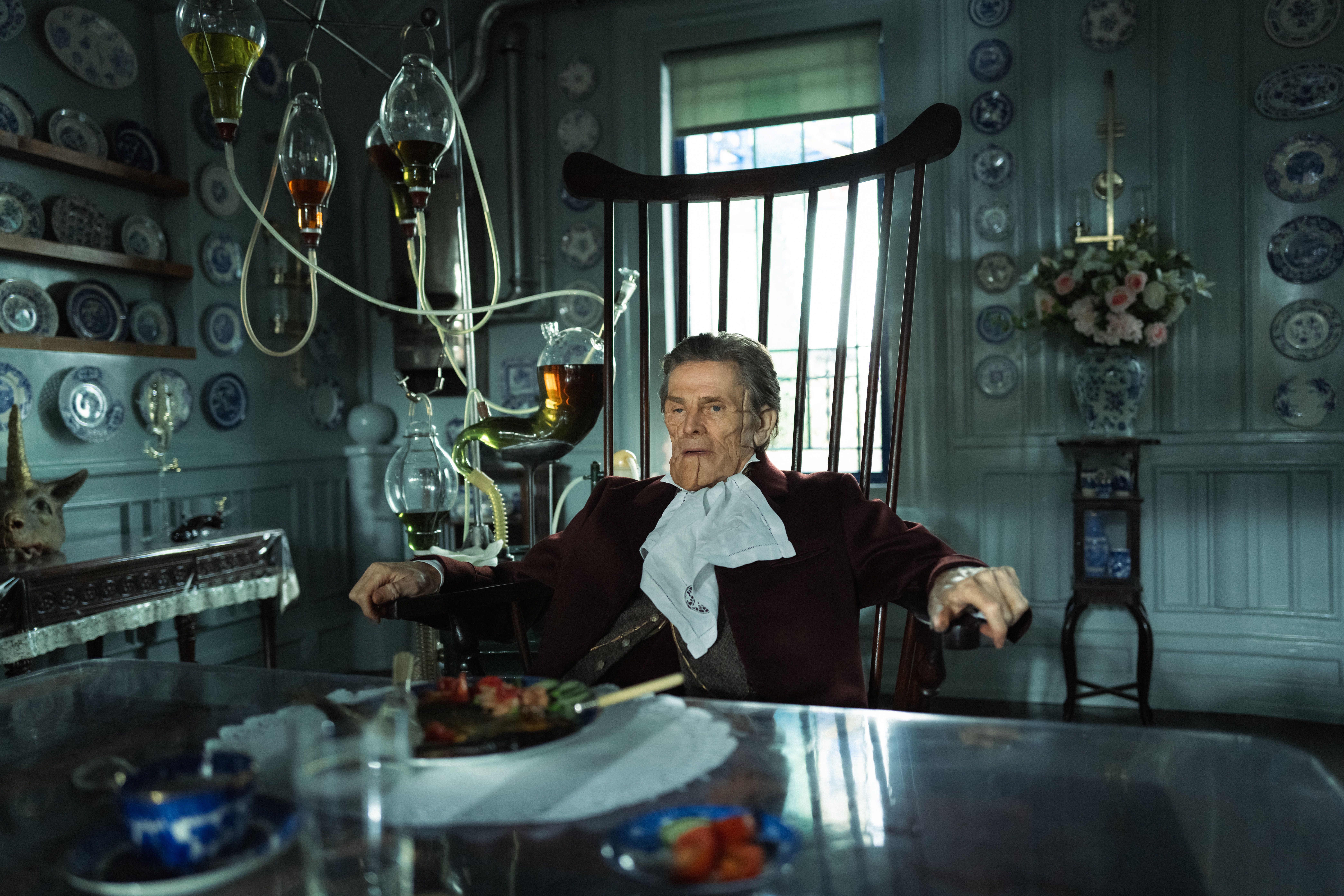 William Dafoe en una escena de Pobres Criaturas. SearchLight Pictures